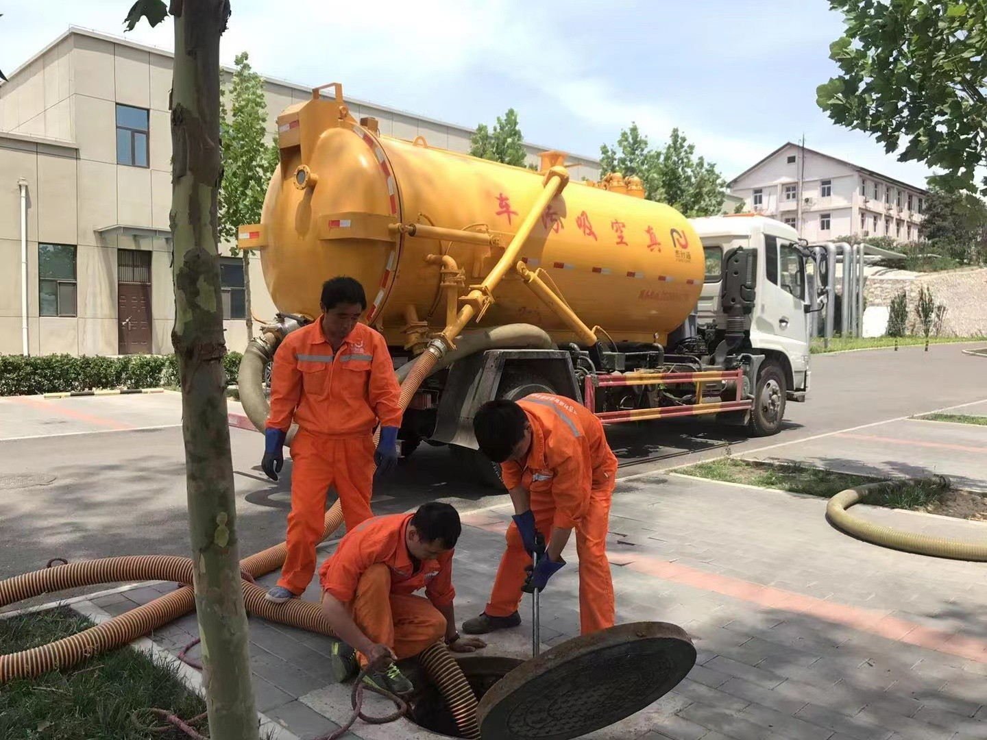 龙凤管道疏通车停在窨井附近