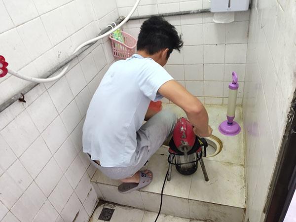 龙凤管道堵塞冒臭气 专业师傅现场解决问题
