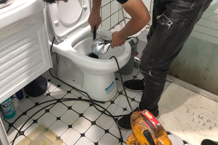 龙凤马桶堵塞自己疏通还是找师傅?专业上门服务让你省时更省心